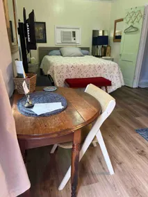 Take It Easy - la petit is located on 1/2 acre - Image 3