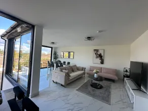 Luxurious & Elegant 6-Bed House - Image 2