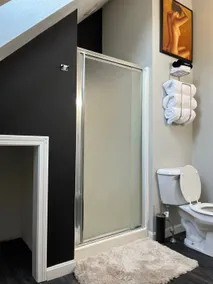 Cozy and Modern Suite - Image 2