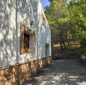 Arroyo's country house in a spectacular setting - Image 2