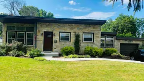 Cozy 2 bedroom home, w/driveway & fenced yard - Image 3