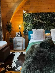 Bankside 7 luxury lakeside treehouse and hot tub - Image 3