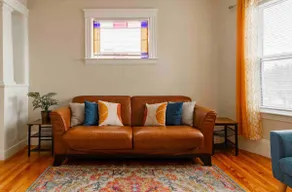 Large 3BR APT w/ enclosed front porch Close to Polar Park, palladium, WPI, DCU  - Image 3