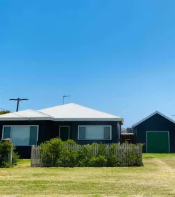 East Beach house. Sleeps 8 WiFi and pets<br> - Image 2