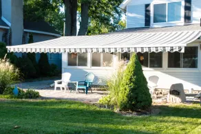 ** Lakefront ** Opdateret Open Concept Gem - Image 3