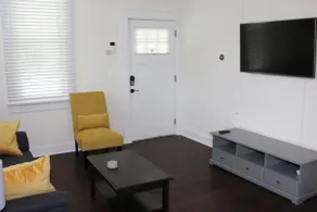 A 4 bedroom house near a metro station w/ parking - Image 3