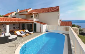 Mysigt sommarhus med privat pool och terrass - Image 3
