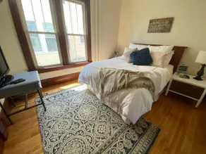 Charming Spacious 2BDR by Downtown/Menominee/Lake - Image 4