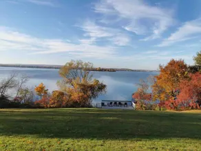 Relaxing Lakefront Vacation Home - Image 4
