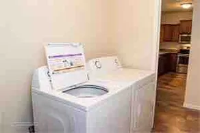 Top Hutchinson location, Modern, Clean 1 bdrm apt - Image 3