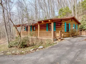 Log Cabin~ Hot Tub ~ Fireplace~ Pets Welcome- WIFI - Image 2