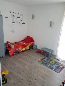 Bright 4th floor apartment near beaches - Image 4