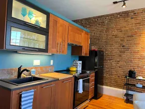 Historic Downtown District 1 Bedroom Apt w Parking - Image 4