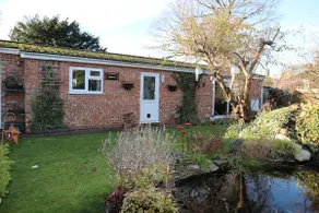 Self contained one bedroom property in quiet area. - Image 5