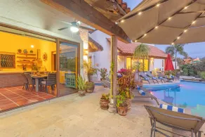 Villa Kiwi. Huge Pool, Steps To Town n Beach. 6 plus BRM 7.5 BTH 3 KCN - Image 4