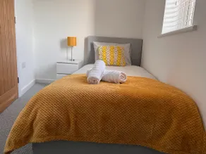 Superb modern flat in Northampton, parking &EV - Image 3