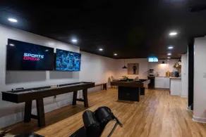 Lake house with a game room - Image 1