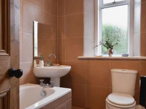 Lovely central townhouse with enclosed garden. - Image 5