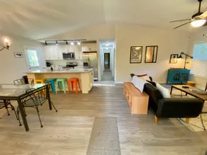 Convenient, Relaxing, Cozy 3BR/2BA bungalow - Image 3