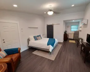 Trendy East Austin Studio - Image 3