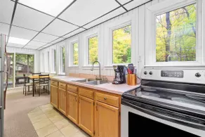 Retreat to this quiet cottage on Jacob’s Creek! - Image 4