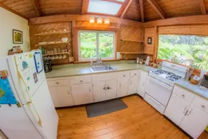 Hale Hubner Treehouse Cottage - Mins from Park - Image 5