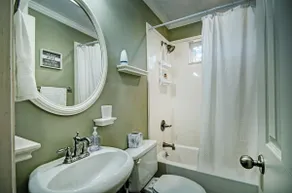 Relax in Shady Oaks Near Hospitals & Dining - Image 2
