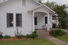 The Barta bungalow in Shiner - Image 2
