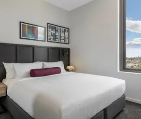 Modern 1 Bedroom with full kitchen & laundry - Image 2