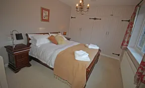 Hyde Paddock, New Forest, with hot tub & log fire - Image 3