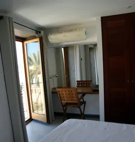 Apartment in Dalt Vila with a terrace and harbor view. - Image 4