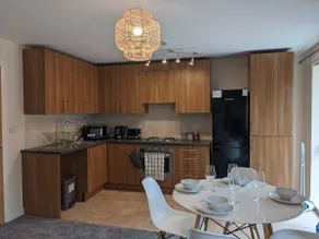 Homely 2 bed duplex with a river view - Image 4