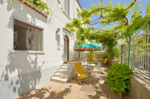 Apartment in villa near the sea, very central - Image 2