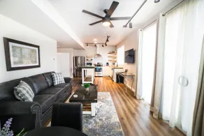 (202) Flagtown Lofts, 1 bed 1 bath, AC W/HotTub - Image 5