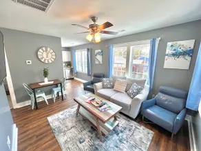 Stylish Cozy Tree House Pet Friendly!!! - Image 2