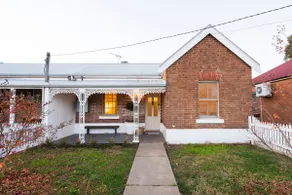 1800s Victorian Style Cottage - NYE EJENDERE fra 12 oktober 2018 - Image 2