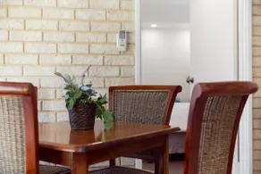 A1 Stylish light filled 2 bed apt Free WiFi - Image 4