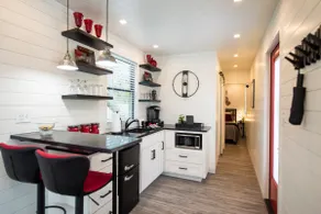 The Merlot House-Container Home 12 min to Magnolia - Image 5