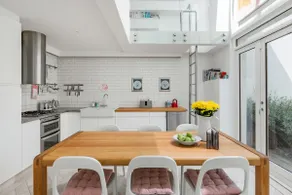 Extensively Modernised Georgian House near Everything - Image 2