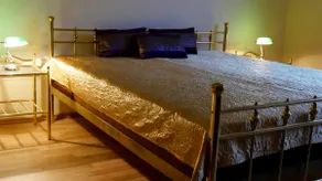 Spacious Apt with Parking & King Beds - Image 3