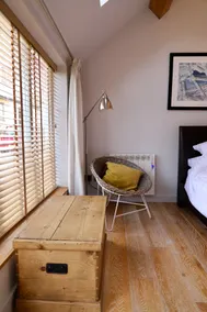 Cosy studio with off street parking - Image 4