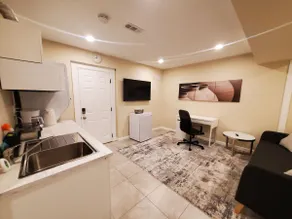 Bright, spacious studio. - Image 5