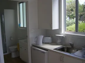 Summerhays Cottage: self-contained motel style - Image 3