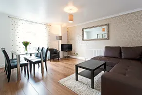 MODERN, geräumig, zentral gelegen, 3 Schlafzimmer, 2 Bäder, kostenlose Park PAR - Image 3