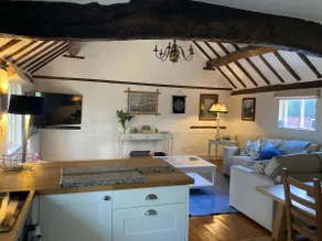 Luxury cottage with hot tub in a tranquil setting - Image 3