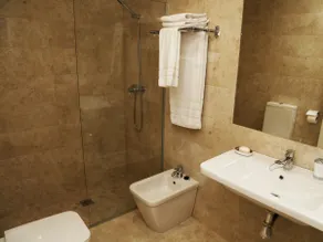 Apartment-Eigenes Badezimmer-P2 1G - Image 3