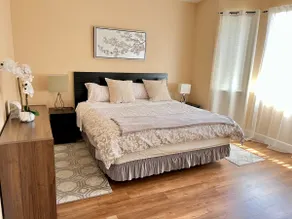 Super Clean & Cozy Home in the Court at the Park! - Image 4