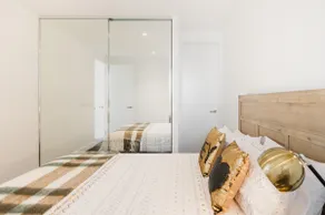 Modern Designer Apartment with Panoramic Harbour Views - Image 3