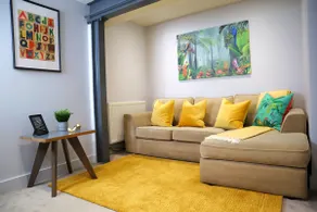 Trendy Urban Split level Apartment - Netflix&WiFi - Image 2
