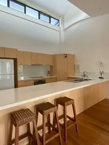 Sun-soaked apt in downtown Byron Bay, near beach - Image 5